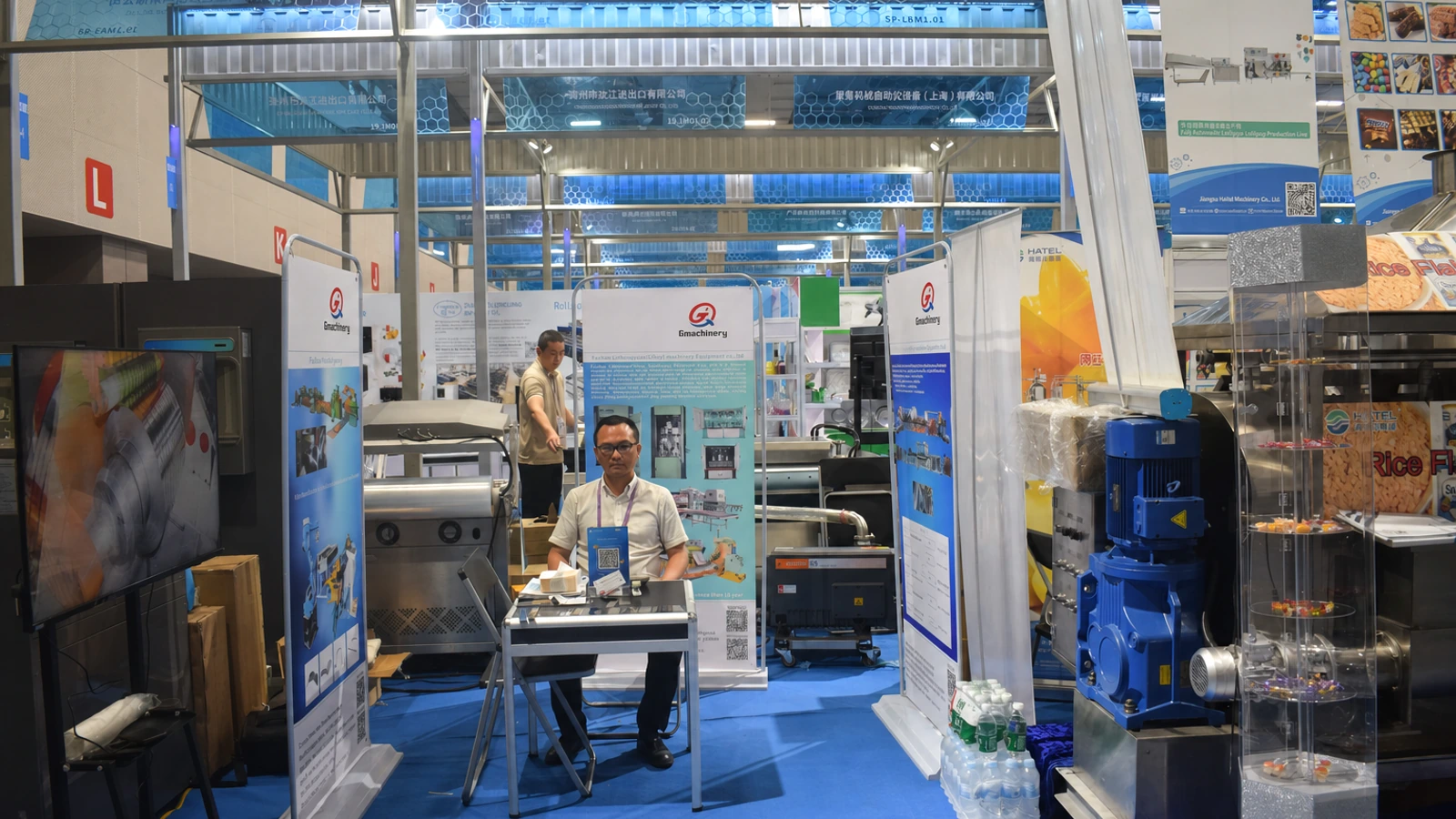 Conversación con clientes en el stand.