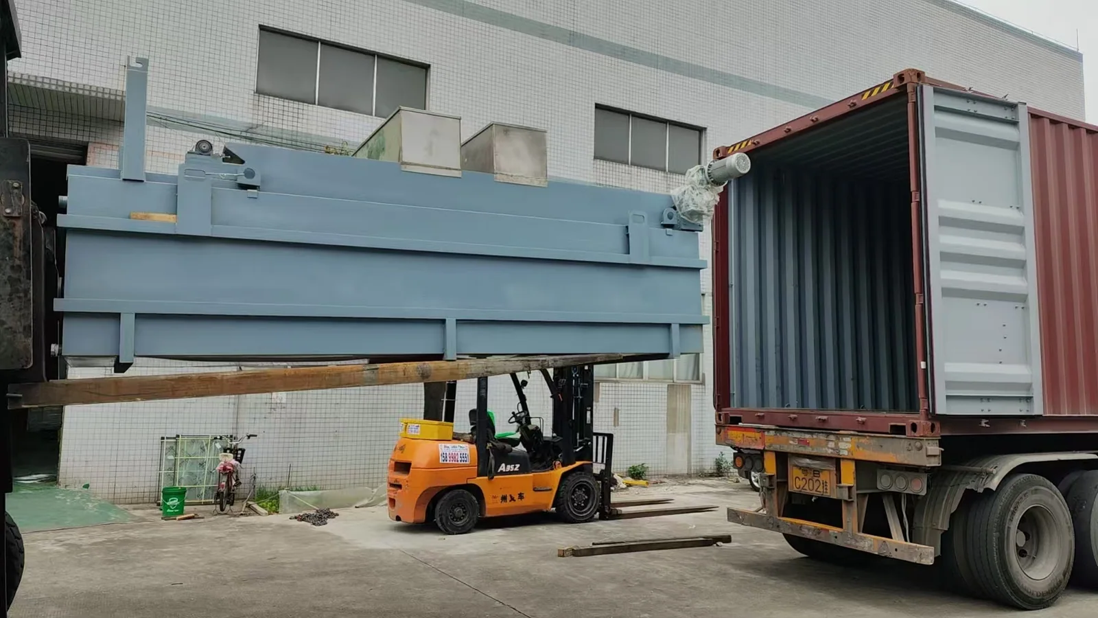 Sección del tanque de filtración y circulación transportada en carretilla elevadora.