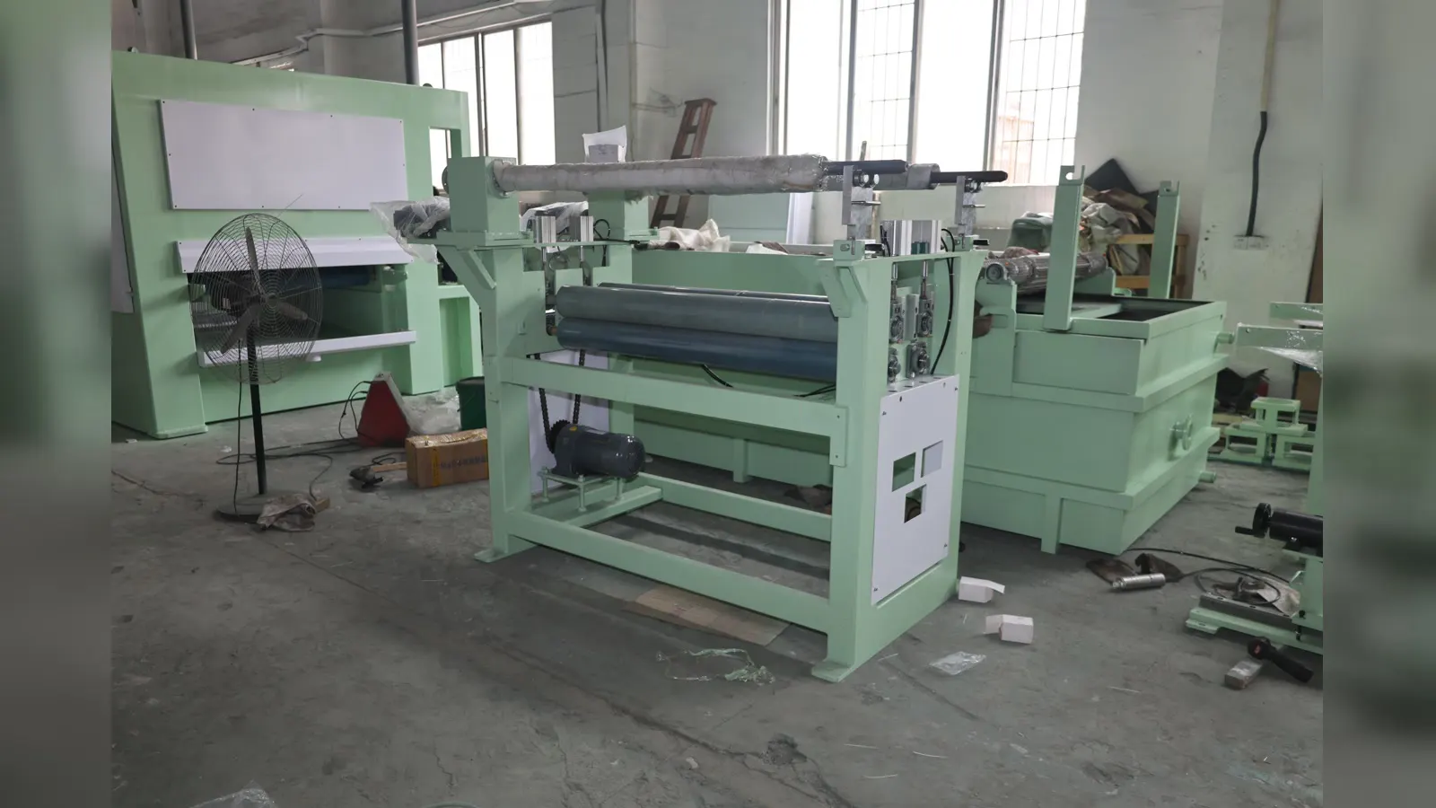 Máquina de laminado de film preparada para la línea completa.