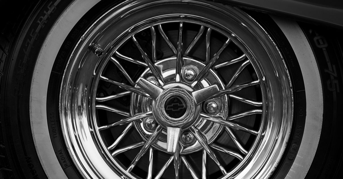 Detalle cromado de automóvil