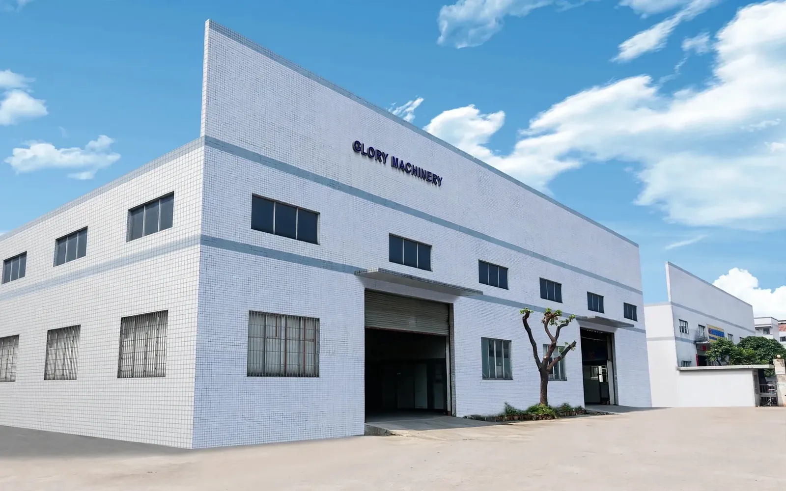 Fachada de la fábrica GLORY MACHINERY en Foshan con el logotipo de la empresa