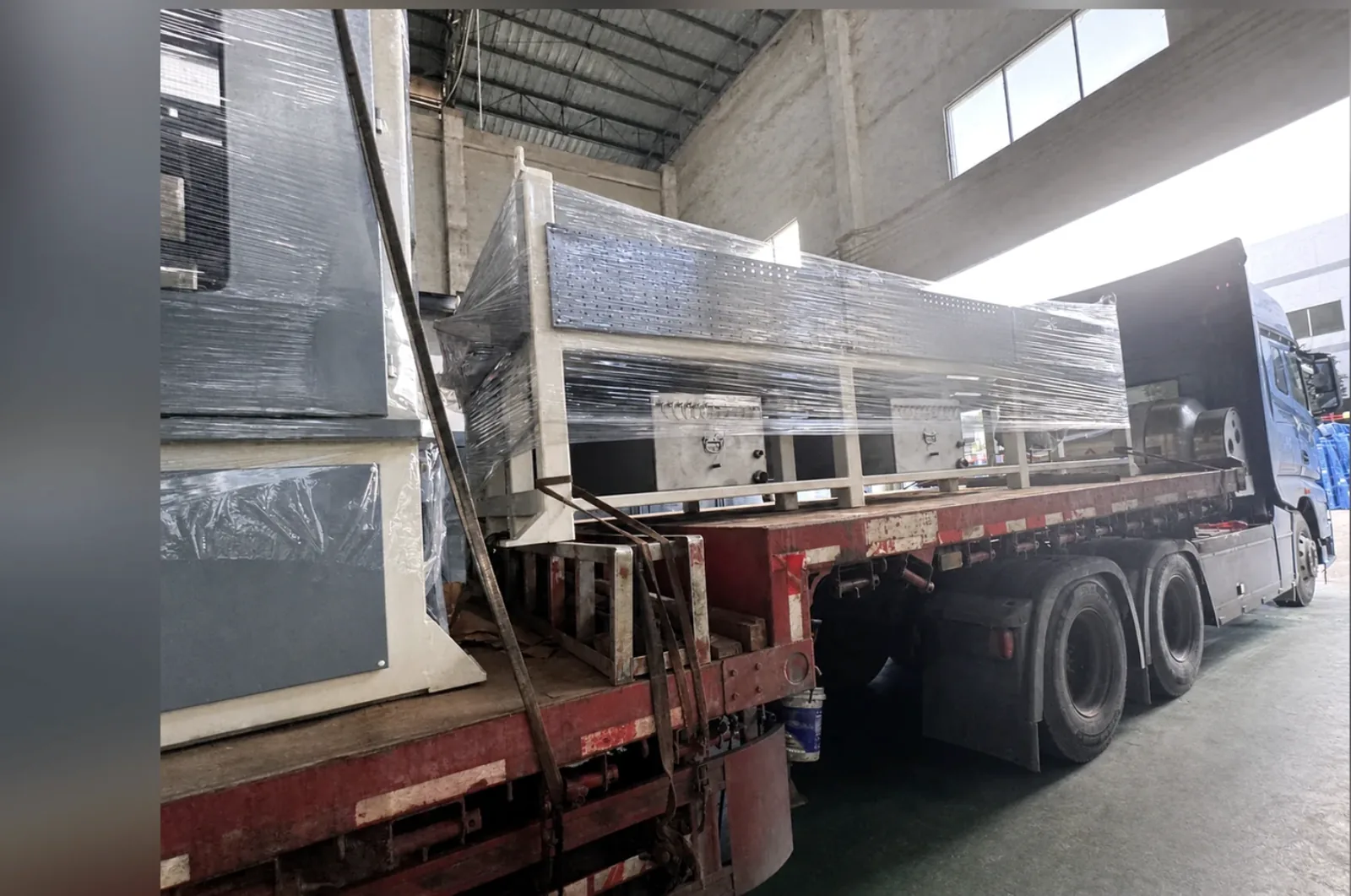 Línea de titanio de 850 mm embalada y cargada en el camión para su envío desde Foshan