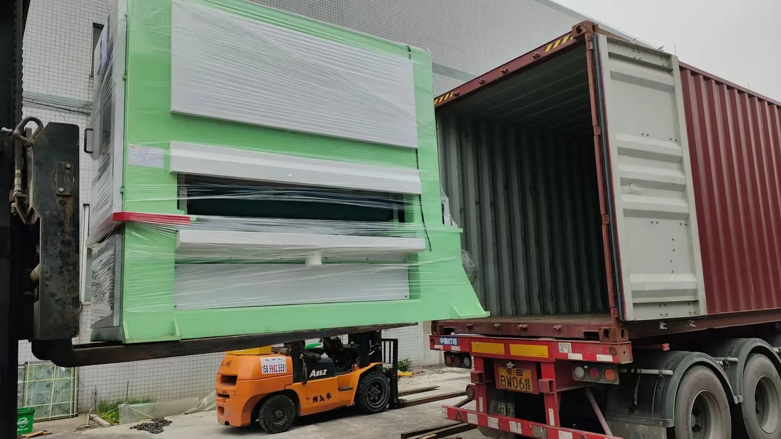 Línea de pulido y rectificado bobina a bobina de 1600 mm cargándose en un contenedor para su envío a Vietnam